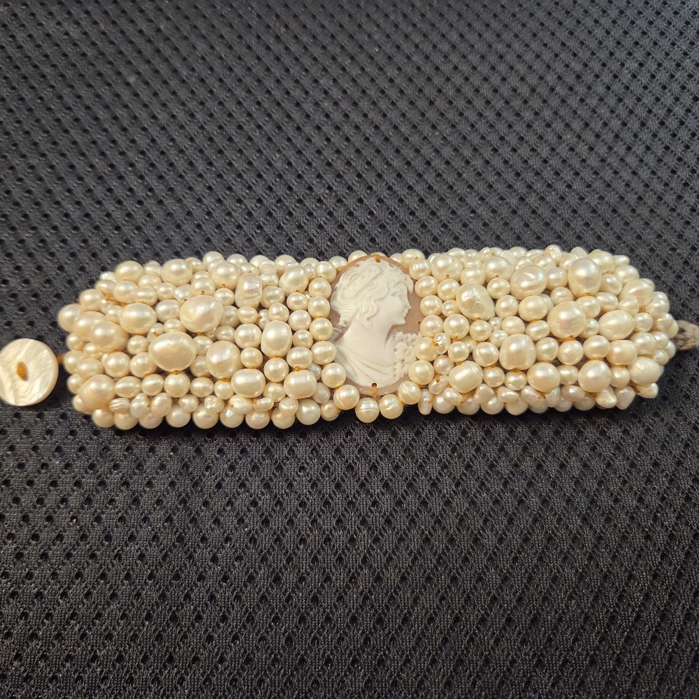 Elegant AMEDEO Cameo Pearl Bracelet